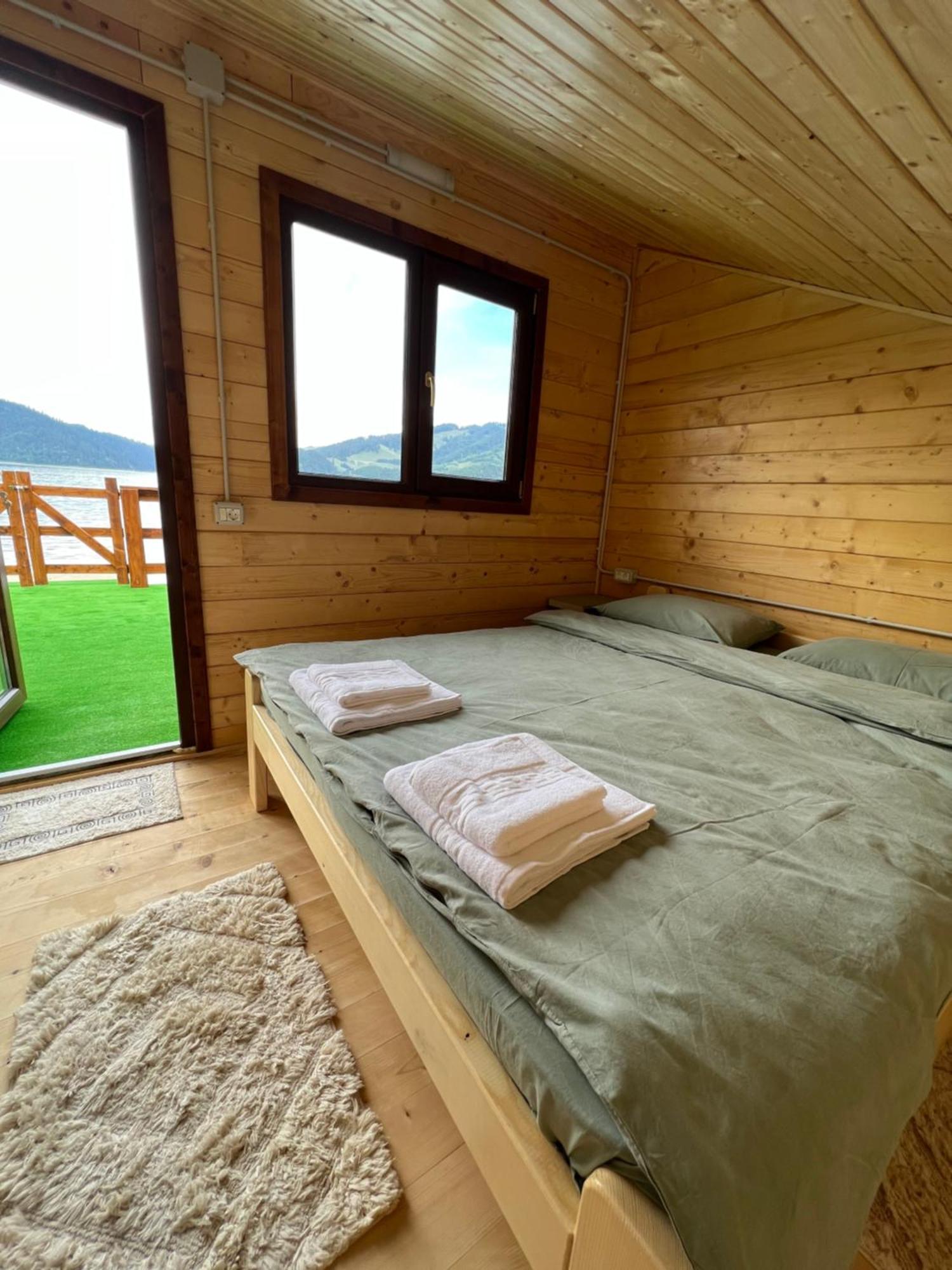 Holiday Bicaz Bungalows On The Lake Exterior photo
